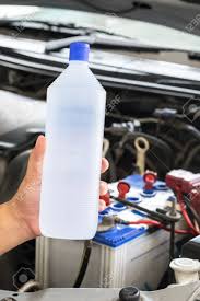 Retrouvez sur doctipharma de l'eau distillée pour humidificateurs, aux meilleurs prix. Maintenace De Batterie De Voiture Avec De L Eau Distillee Banque D Images Et Photos Libres De Droits Image 58819298