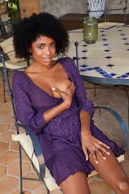 Mature ebony Luna gets naked and poses porn pics