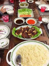 Nasi bakar merujuk pada nasi yang diberi beberapa bumbu dan lauk, kemudian dibungkus dengan daun pisang dan dikunci dengan lidi, yang lalu dibakar di atas api arang. Nasi Ayam Panggang Hidangan Sedap Untuk Tetamu Datang Bertandang