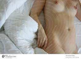 Akt liegend Frau nackt - ein lizenzfreies Stock Foto von Photocase