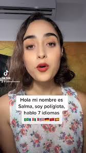 Chica Políglota que Habla 7 Idiomas