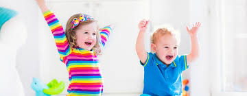 A los niños les encanta estar en continuo movimiento y más a continuación, te mostramos algunos ejemplos de canciones divertidas para animar y bailar en una fiesta infantil de cumpleaños Buenas Ideas Para Organizar Una Fiesta Infantil Fiestas Infantiles Juegos Y Fiestas Guia Del Nino