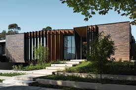 A Romantic Response To The Italian Palazzo The Courtyard House In Australia Mid Century Home Courtyard House Architecture Brick Courtyard