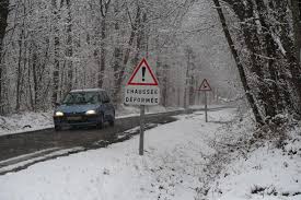 Les transports scolaires sont suspendus. Neige Vent Violent Le Loir Et Cher Les Deux Sevres Et La Vienne En Vigilance Orange