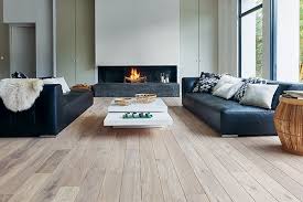Salon Confortable Et Apaisant Avec Une Cheminee Contemporaine Et Un Parquet Clair En Chene Blanchi Reference Ze Parquet Salon Parquet Chene Clair Deco Salon