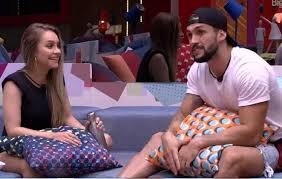 Reprodução/globo arthur e carla diaz deram o primeiro beijo no 'bbb 21' na festa do líder. Bbb 21 Arthur Investe Em Carla Diaz E Atriz Dispara Nao E Facil Assim Jetss