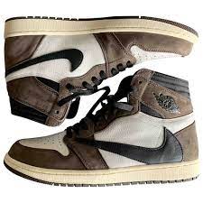 Inspired by trav's childhood backyard, the pair is distinguished by earth tones, a backward swoosh and stash pocket. Nike X Travis Scott Sneakers Aus Leder Grosse 11 8265410