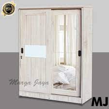 Lemari model minimalis dengan konsep pintu geser atau sliding dilengkapi dengan 2 kaca besar dan sistem pengecatan duco, sehingga tidak hanya berfungsi sebagai tempat penyimpanan pakaian, tetapi lemari ini juga dapat berfungsi sebagai peluas tampilan kamar anda. Jual Lemari Pakaian 2 Pintu Sliding Geser Coklat Kayu Partikel Minimalis Kota Bandung Vexana Eshopping Tokopedia