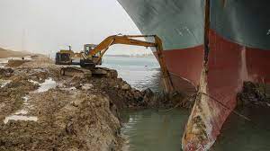Satellitenaufnahme vom suez kanal, der das der suezkanal ist eine der wichtigsten arterien im welthandel. Om6mhjajdclosm