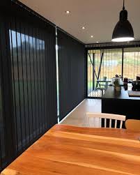 Les murs rideaux avec leurs larges vitres doivent aussi être protégés du soleil. Store Californien Anti Chaleur Stores Modernes Idee Deco Rideaux Interieur Maison Design