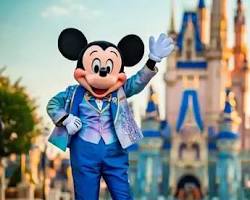 Gambar Alex bertemu dengan Mickey Mouse di Disney World