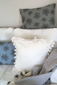 Blaues Dekokissen Mit Besticktem Blumenmuster I Von Cozy Living Dekokissen Kissen Grun Bett Kissen