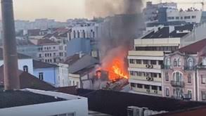 Como destino vacacional, lisboa ofrece una historia rica y variada, una animada vida nocturna y el regalo de un clima absolutamente magnífico durante todo el año. As Imagens Do Incendio Provocado Por Uma Explosao Num Predio No Centro De Lisboa Videos Jornal Record