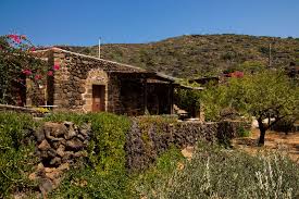 Sospesa tra africa e italia, sorge l'isola di pantelleria, la perla nera del mediterraneo. Dammusi Pantelleria Holiday Home Giardini Di Pantelleria