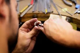 Country / region find your perfect diamond at de beers. London S Historic Gem Trading Centre Loses Shine