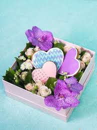 Big heart box flowers & macarons includes Big Box With Flowers And Cookies Vanda