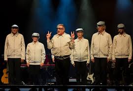 It was originally a traveling theater ensemble with many members, most notably ulf dageby, anders melander, totta näslund, nikke ström, hans mosesson and pale olofsson Nationalteatern Festivalphoto