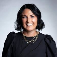 Elle Brick's Instagram, Twitter & Facebook