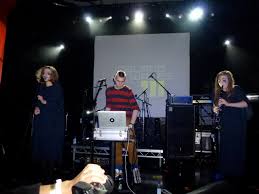 Sem ber tímans og harmanna farg, þú hugraun mér vekur, í hjarta mér innst. Samaris Band Wikipedia