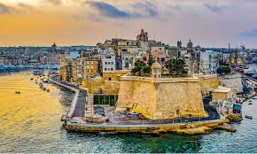 Malta, island country located in the central mediterranean sea with a close historical and cultural connection to both europe and north africa, lying some 58 miles (93 km) south of sicily and 180 miles (290 km) from either libya or tunisia. Visiter Malte L Ile De Miel Mavilleamoi
