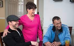 Alma wahlberg, the mother of mark wahlberg and donnie wahlberg and their siblings and a star on reality show wahlburgers, has died. Mark And Donnie Wahlberg S Mom I D Be Just As Proud If They Were Ditch Diggers