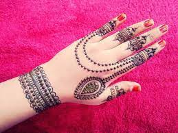 Gambar henna sendiri ternyata sudah dikenal oleh manusia sejak sekitar 5000 tahun yang lalu dan berasal dari negara india. 36 Desain Mehendi Cantik Yang Perlu Anda Coba Wanita22