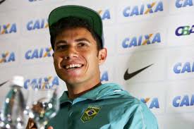 He is the current olympic gold medalist and holds the olympic record of 6.03 meters. Thiago Braz Aceita Ano De Treinamento Mas Afirma Nao Queria Passar Por Isso Nd