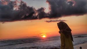 Kawasan yang sepi serta warna air laut yang biru kehijauan menciptakan eksotisme dan romantisme tak terelakkan mengiringi sang surya yang hendak beranjak tenggelam. Fitriafauziah On Instagram Ada Sepi Di Batas Langit Jingga Tersenyum Padaku Pada Senja Senja Sunset Beach Goacem Langit Instagram Fotografi Pantai