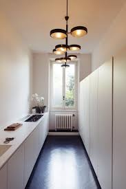 Idee D Amenagement De Cuisine En Longueur Avec Des Meubles Bas Et Hauts Face A Face Remodelage Petite Cuisine Cuisine En Longueur Longue Cuisine Etroite