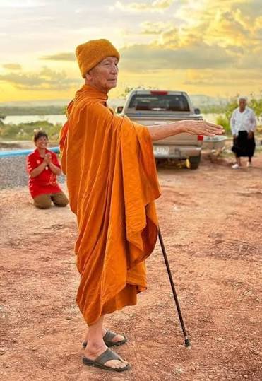 หลวงปู่จื่อ พันธมุตโต" เทพเจ้าแห่งสายน้ำ พระผู้เป็น “ตำนาน”  สร้างเขื่อนมูลค่ากว่าร้อยพันล้านด้วย “บาตร” ใบเดียว แห่งวัดเขาตาเงาะอุดมพร อ.หนองบัวระเหว  จ.ชัยภูมิ