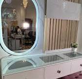HERMOSO TOCADOR DISEÑO 2025✨🌸💖, Fabricado con un Hermoso espejo ovalado  con luces y sensor Tactil con panel wpc, y escritorio en madera color  blanco✨💕, Busca lo diferente y exceptional🥰, ❇️Fabricamos ...