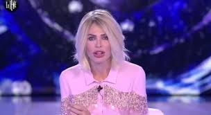 Ilary Torna Alle Iene Ma Solo Per Un Saluto E Sui Capelli Copiati