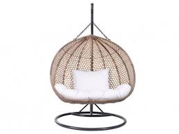 tweezits hangstoel vahina van beige gevlochten hars met wit kussen hangstoel witte kussens hangende stoelen