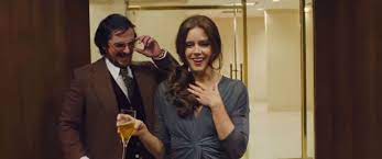 Halston Y Gucci Visten La Gran Estafa Americana Sin Categoria Movie S Closet Christian Bale La Gran Estafa Americana American Hustle