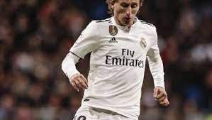 Neto no consigue despejar, llega el balón a rodrygo que se la cede a modric que tras dos amagos consigue superar a neto. Real In Trummern Modric Schimpft Fc Barcelona Enteilt Fussball