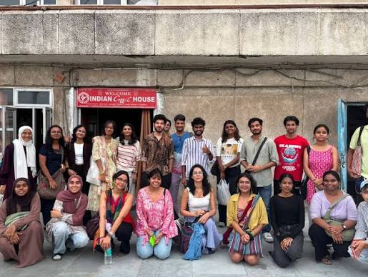 लाट साहब ने हमारे देखते-देखते नई दिल्ली बसाई। उस वक़्त दिल्ली दक्षिण को फैली थी। अब पश्चिम को फैल रही है। हाँ, ताऊ, यही हाल रहा तो एक दिन ...