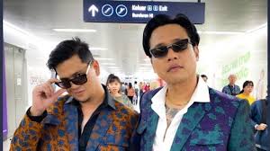 Dihimpun viva dari berbagai sumber, gofar hilman lahir di jakarta pada 26 april 1983. Gofar Hilman Ternyata Pernah Jadi Penjual Ikat Pinggang Hingga Pns