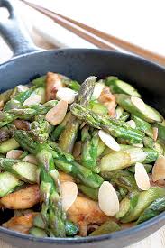 Wok D Asperges Vertes Au Poulet Et Amandes Grillees Les Fruits Et Legumes Frais Recette Fruits Et Legumes Frais Recettes Wok Recette De Plat