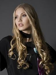 Pettinature semplici e chic sui capelli lunghi e medi. Capelli Lunghi A Boccoli