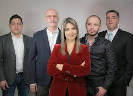 Por eso, muchas de las grandes emisoras de radio empiezan a experimentar con emisiones por internet, la primera y más sencilla es una emisión en línea, la cual llega a un público global, de hecho su rápido desarrollo ha supuesto una rivalidad con la televisión, lo que irá aparejado con el desarrollo de la banda ancha en. Siga En Vivo El Programa De Vicky Davila En La W Actualidad W Radio Colombia
