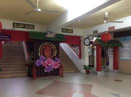Tahun baru cina sering disebut sebagai musimnya bunga bermekaran, sehingga banyak orang yang mendekorasi rumah menggunakan bunga segar ketika merayakannya. Hiasan Tahun Baru Cina Di Sekolah Didakwa Keterlaluan Sebar Dakyah Ini Respon Syed Saddiq