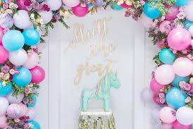 Unicorn parties are already such a popular party theme! This Unicorn Themed 1st Birthday Party Is Definitely The Stuff Of Dreams Parents