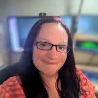 Dee Bateman's Instagram, Twitter & Facebook