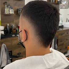 In questa pillola ti presento una soluzione veloce, un quick cut per scalare i capelli nella zona interna con un risultato strepitoso. Barbiere Conversano Sfumatura A Pelle Xevolution
