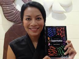 Aziez dan abdul hasim, latar adalah latar peristiwa dalam karya fiksi, berupa tempat, waktu, atau peristiwa yang memiliki fungsi fisikal dan psikologis. Dee Lestari Garap Buku Non Fiksi Soal Apa