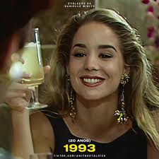 Evolução de Danielle Winits: Antes e Depois (1993-2024)