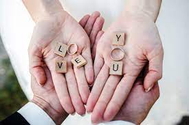 Zwyczaj ten ugruntowany jest tradycją czasów starożytnych, kiedy wierzono, że z palca lewej ręki krew płynie do serca żyłą miłości. Na Ktorej Rece Nosi Sie Obraczke