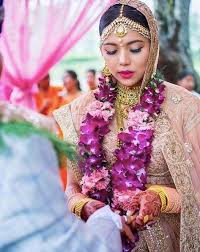 10 Amazing New Jaimala Trends We Found On Instagram Wedmegood Jaimala planners is a specialized group of experts who specialize in conducting this ceremony in the best way possible. jaimala trends we found on instagram