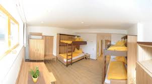 Ausgestattet mit einem fernseher kann man zumindest damit die langeweile bekämpfen. 4 Bett Zimmer Jugendpension Mullauerhof