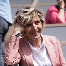 Après l'obtention de son bac, elle monte à la capitale et poursuit des études d'anglais à l'université paris iii. Evelyne Dheliat Destinataire De Lettres D Amour Ses Confidences Coquines Gala